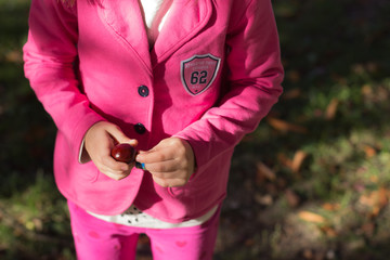 dziecko przedszkolak na jesiennym spacerze