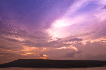 Obraz premium Sylwetka zwiania Takong rezerwuaru tama z górą