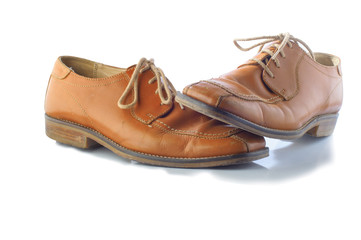 Scarpa da uomo elegante in primo piano con sfondo bianco