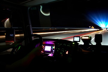 LKW Nachtfahrt auf der Autobahn