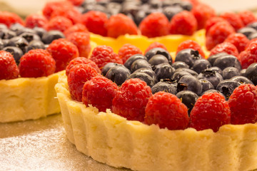 Küchlein mit Himbeeren und Heidelbeeren