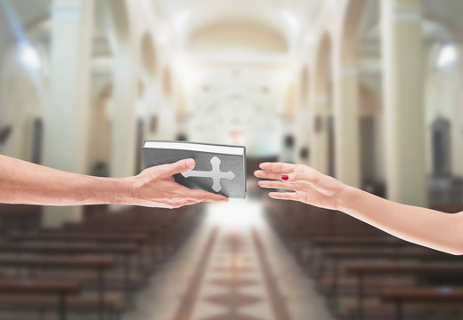 Mani con bibbia preghiera chiesa