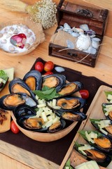 Mussel bake, sprinkle with cheese is delicious.