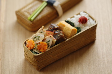竹かご弁当 © sasasarururu