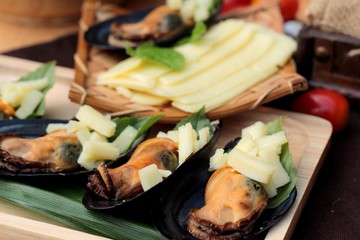 Mussel bake, sprinkle with cheese is delicious.