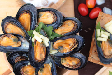 Mussel bake, sprinkle with cheese is delicious.