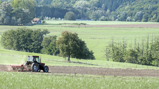 Tracteur Agricole Dans Le Champ Avec Herse