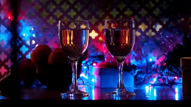 Бокалы с шампанским. Новый год, рождество. Праздничная атмосфера. Новогодняя гирлянда. Ночь