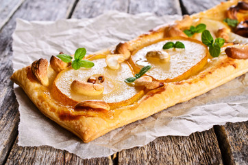 Tart with pears and nuts