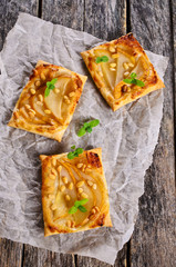 Tart with pears and nuts