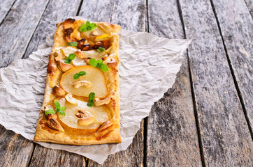 Tart with pears and nuts