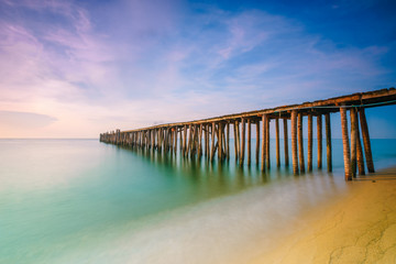 Obraz premium Wood bridge on the sea