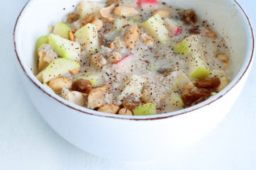 Oatmeal with fresh apples; peanuts and raisins