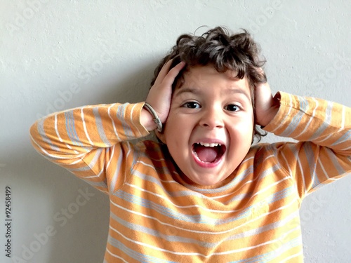 "bambino che urla" photo libre de droits sur la banque d'images Fotolia