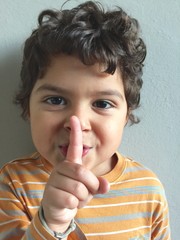 bambino in silenzio
