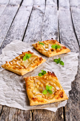 Tart with pears and nuts