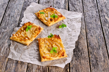 Tart with pears and nuts