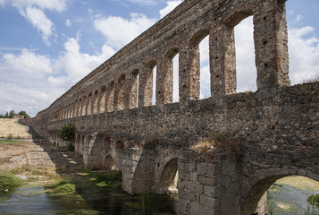 Antiguo acueducto romano de la ciudad de Mérida, España © Antonio ciero