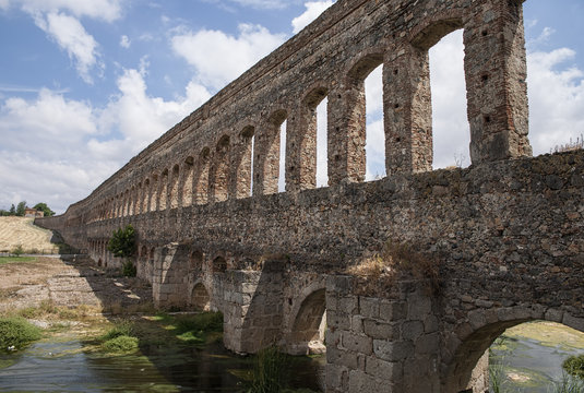 Antiguo acueducto romano de la ciudad de M&eacute;rida, Espa&ntilde;a