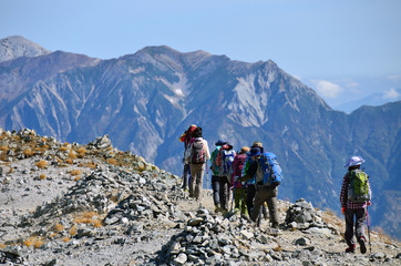 Klimmers lopen op de bergkam