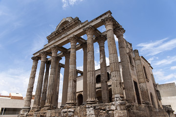 Obraz premium ruinas del hermoso templo romano de Diana en la ciudad de Mérida, España