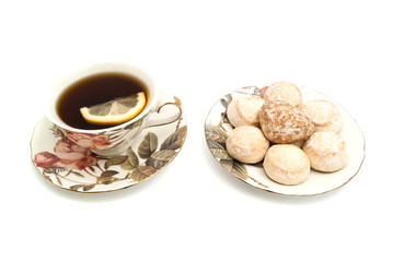 cup of tea with lemon and gingerbreads