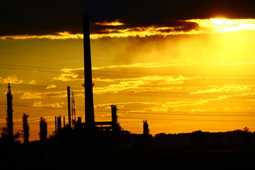 Eine Raffinerie beim Sonnenuntergang im Herbst