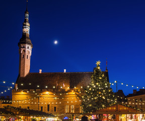 Naklejka premium People enjoy Christmas market in TALLINN