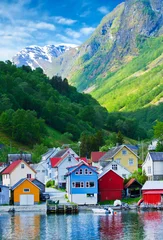 Fotobehang Dorp en zeezicht op bergen in Geiranger fjord, Noorwegen © Lsantilli