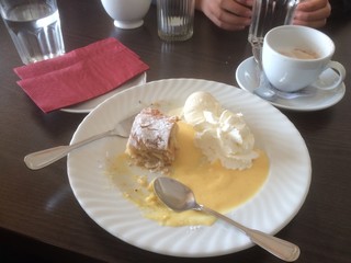 Apfelstrudel und Kaffe