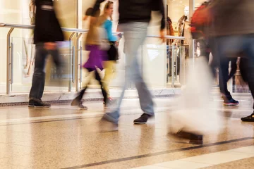 Foto op Plexiglas Menschen in Bewegungsunschärfe unterwegs im Shopping-Center © Christian Müller