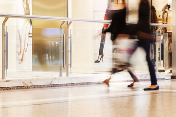 Menschen in Bewegungsunschärfe unterwegs im Shopping-Center