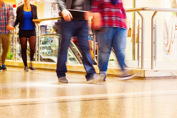 Menschen in Bewegungsunschärfe unterwegs im Shopping-Center