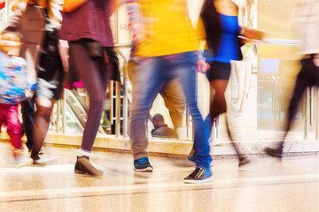 Menschen in Bewegungsunsch&auml;rfe unterwegs im Shopping-Center