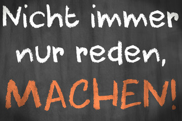 Obraz premium Nicht immer nur reden, MACHEN! Tafel mit Motivation-Slogan