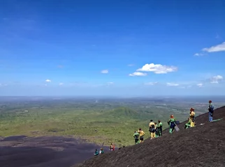 Tuinposter Adventure Seekers Volcano Boarding down Cerro Negro, Leon, Nicaragua © samantoniophoto