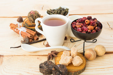 Obraz na płótnie Canvas Tea cups with teapot on old wooden table