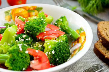 Green salad with broccoli, tomato and sesame seed