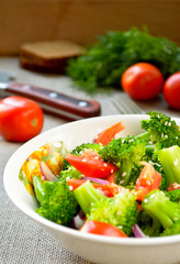 Green salad with broccoli, tomato and sesame seed