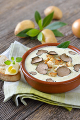 Feine Kartoffelcremesuppe mit frischen, schwarzen Herbsttrüffeln, dazu getoastetes Ciabattabrot...