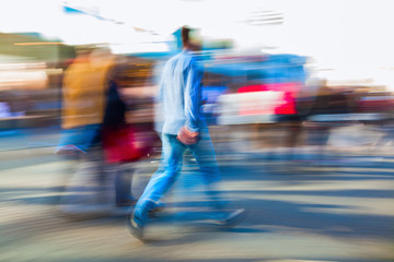 Menschen beim Einkaufsbummel in der Fußgängerzone in Bewegungsunschärfe