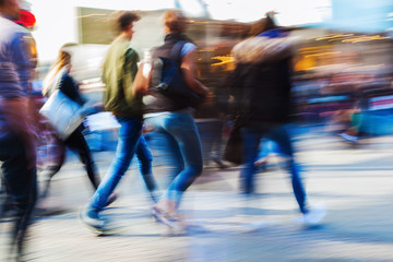 Menschen beim Einkaufsbummel in der Fußgängerzone in Bewegungsunschärfe