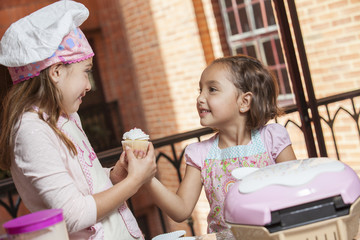 Niñas preparando cupcakes