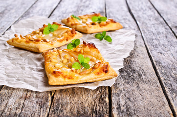 Tart with pears and nuts