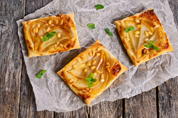 Tart with pears and nuts