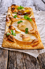 Tart with pears and nuts