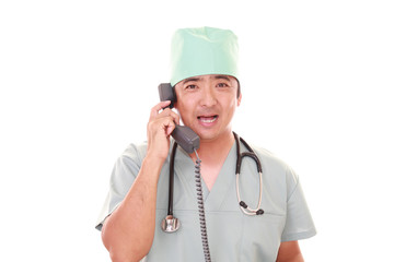 通話中の笑顔の医師