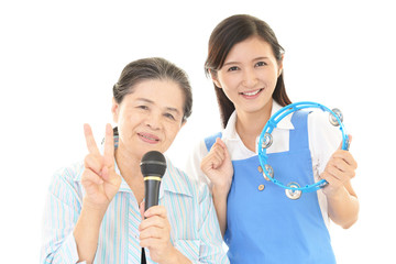 カラオケを楽しむ二人の女性