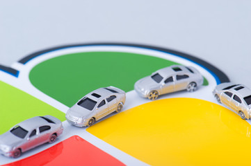 Obraz premium 高齢運転者標識と車のミニチュア