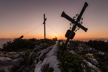 Sonnenuntergang mit zwei Gipelkreuzen